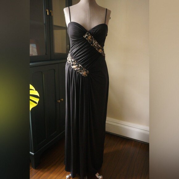 🖤✨ Black Ruched & Beaded Formal Gown - Prom/Ball/Gala - Size 8 ✨🖤 - Picture 1 of 7